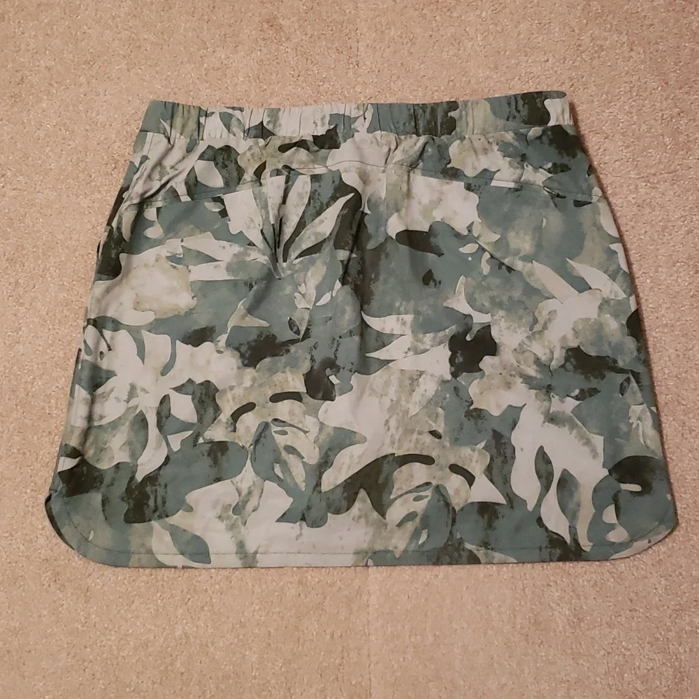 Chico's Zenergy Women's Green Floral Print Skirt.